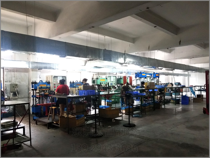 樟木頭吸盤廠車間降溫工程,環(huán)?？照{,車間降溫,大型空調,廠房降溫,潤東方環(huán)保空調